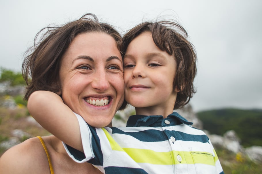 Mutterliebe im Mutter und Sohn Urlaub