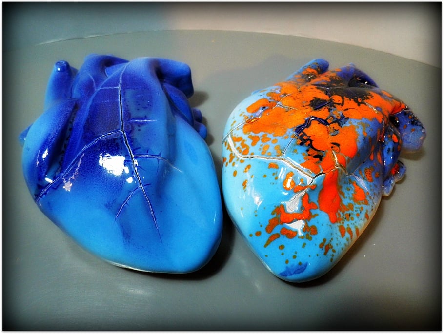 Corazones de cerámica esmaltados
