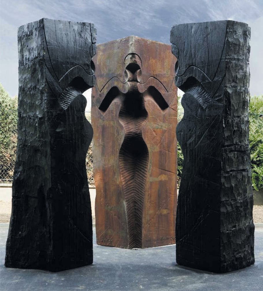  Solitude, 2007, bois brûlé, fonte de fer I/I, 400 x 400 x 400 cm, Rond-point Schweitzer, Bagneux © J.-M. Volta