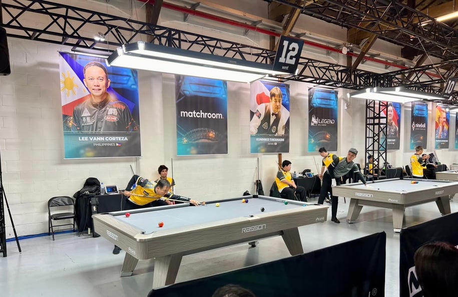 自身のバナーの前でプレーする高橋邦彦（左）　写真提供：吉岡正登