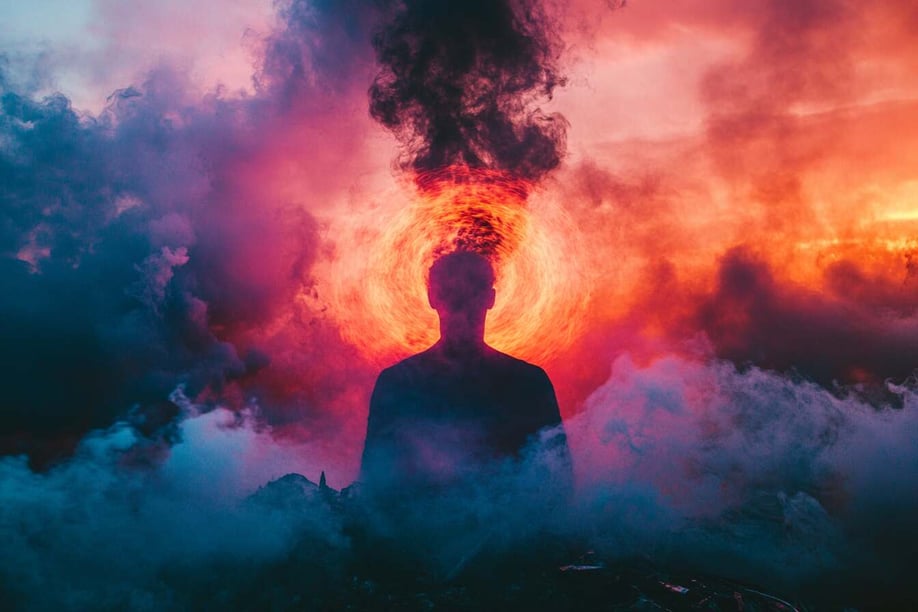 Eine Person mit dem Kopf in den Wolken, umgeben von Rauch und Feuer; ein intensiver Sonnenuntergangshimmel; leuchtende Farben Orange, Rosa und Rot; ein surrealistischer Stil 