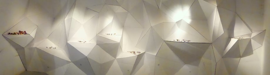 Mit dieser Rauminstallation in der Tempo Garage II wollte ich dem Betrachter aufzeigen, was alles aus entsorgtem Karton entstehen kann. Ich bin der Ansicht, dass unsere heutige Konsumgesellschaft hohen Materialverschleiss mit sich bringt. iela Scherrer.