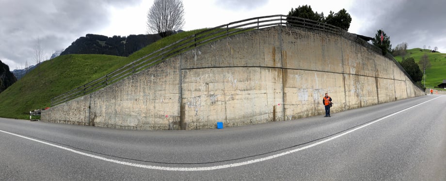 AAR-Risse in einer Flügelmauer