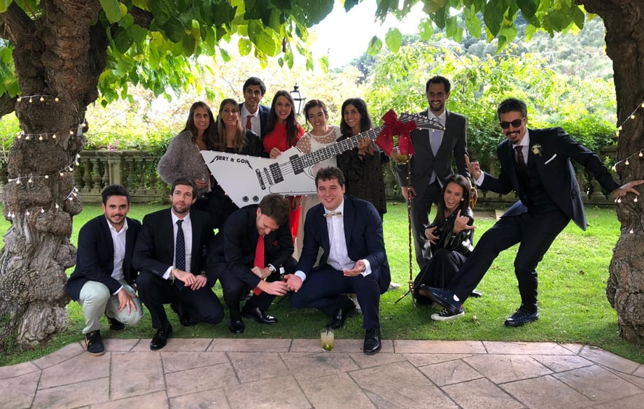 Guitarra Gigante con logo de los Novios, realizada especialmente por encargo del novio