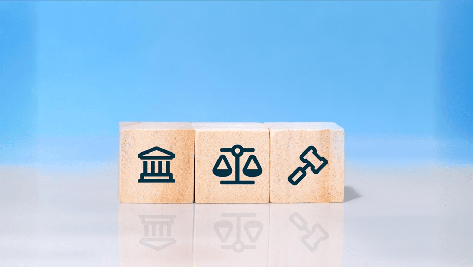 Würfel mit Icons drauf die zeigen Gericht, Waage, und Richterhammer