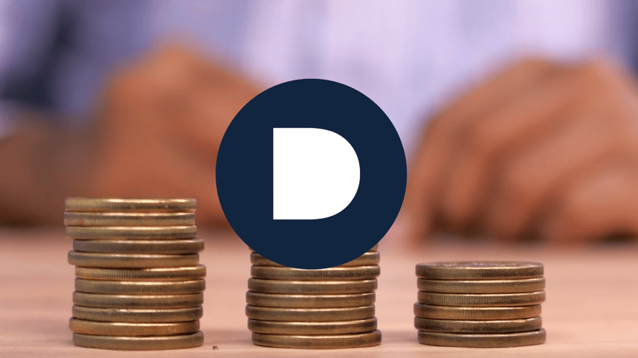 Geldstapel werden aufgetürmt