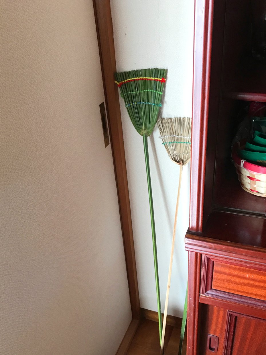 緑のハエたたきは新しく作ったもの。白っぽくなっているのは数年前に作ったものです。