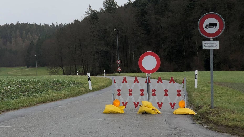 Gesperrte Schürbergstrasse (Bild: AZ-Online)