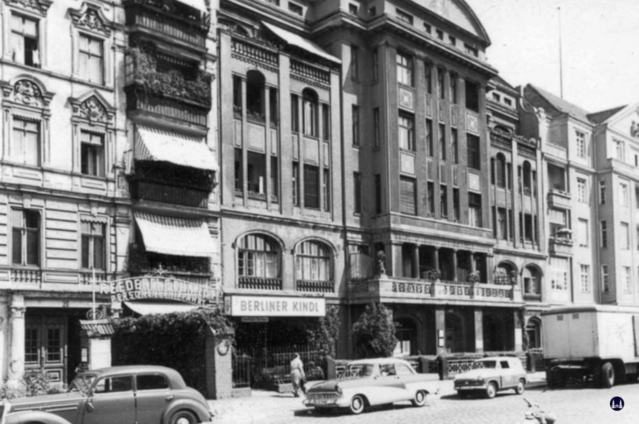 Das Foto zeigt den Bürostandort der Reederei Otto Schmidt Anfang der 1960er Jahre am der Schiffsanlegestelle gegenüberliegenden Paul - Lincke - Ufer 44. 
