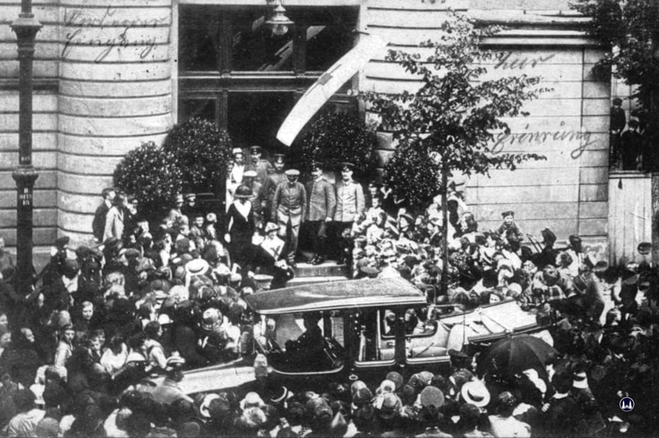 Während des Ersten Weltkrieg wurden die Räume des Tempelhofer Tivolis als Reserve-Lazarett benutzt. Postkarte des Besuchs der Prinzessin Alexandra Viktoria von Schleswig-Holstein-Sonderburg-Glücksburg, der Gemahlin von Prinz August Wilhelm von Preußen. 