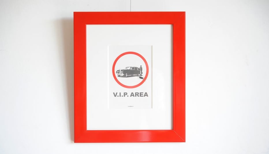 Banksyのステッカーを額縁 Eternity Redで額装