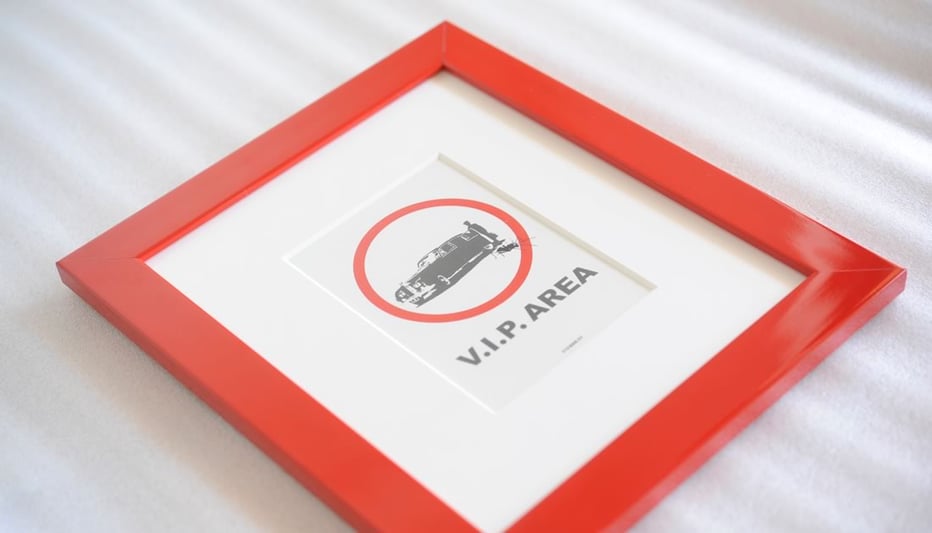 Banksyのステッカーを額縁 Eternity Redで額装２