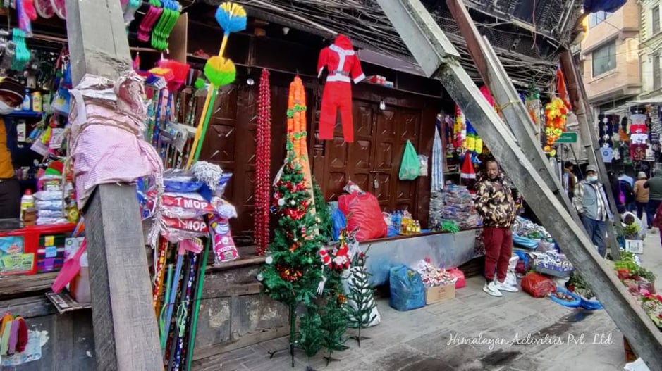 カトマンズ旧市街アサンに並ぶクリスマスグッズ