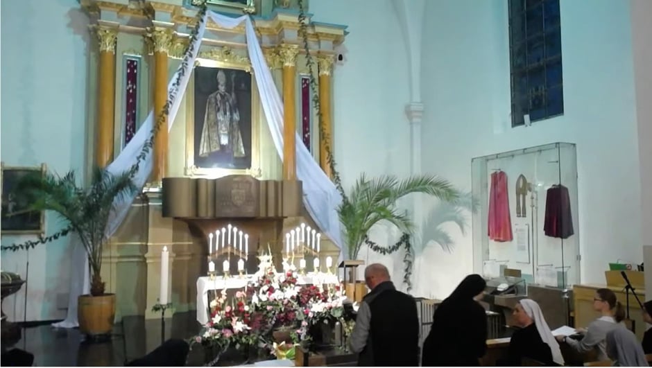 Während der Gebetsnacht in Mariampol am Grab des Sel. Georg Matulaitis © Eucharistinerinnen