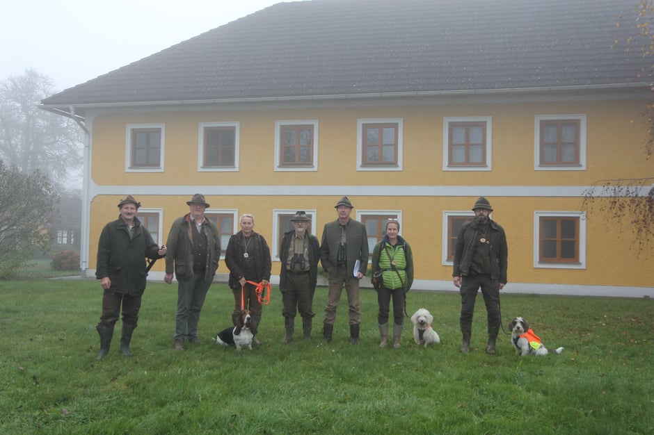 l. n. r. Karl. Gundendorfer, BJM & Jagdleiter Christian Pfistermüller, Gabriele Gruber, Hans Zickler, Oliver Hellenschuss, Ursula Cantz-Swierstra, Peter Gracek und die Hunde Penny, Snow und Frida