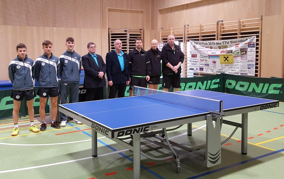 Die Begrüßung der Teams. Innsbruck mit Widauer, Pürstinger und Dillon. Schiedsrichter: Alois Fuchs und Joachim Prantl.