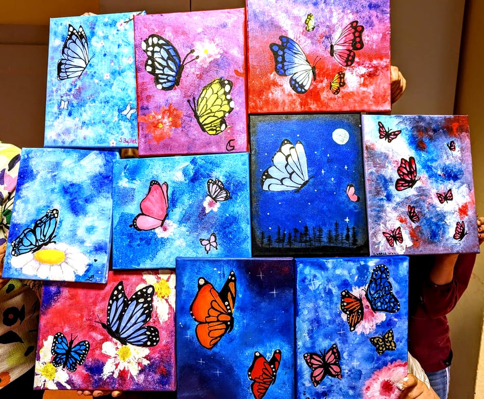 Diese 10 Acrylbilder mit Schmetterlingen sind während einer Geburtstagsfeier entstanden.