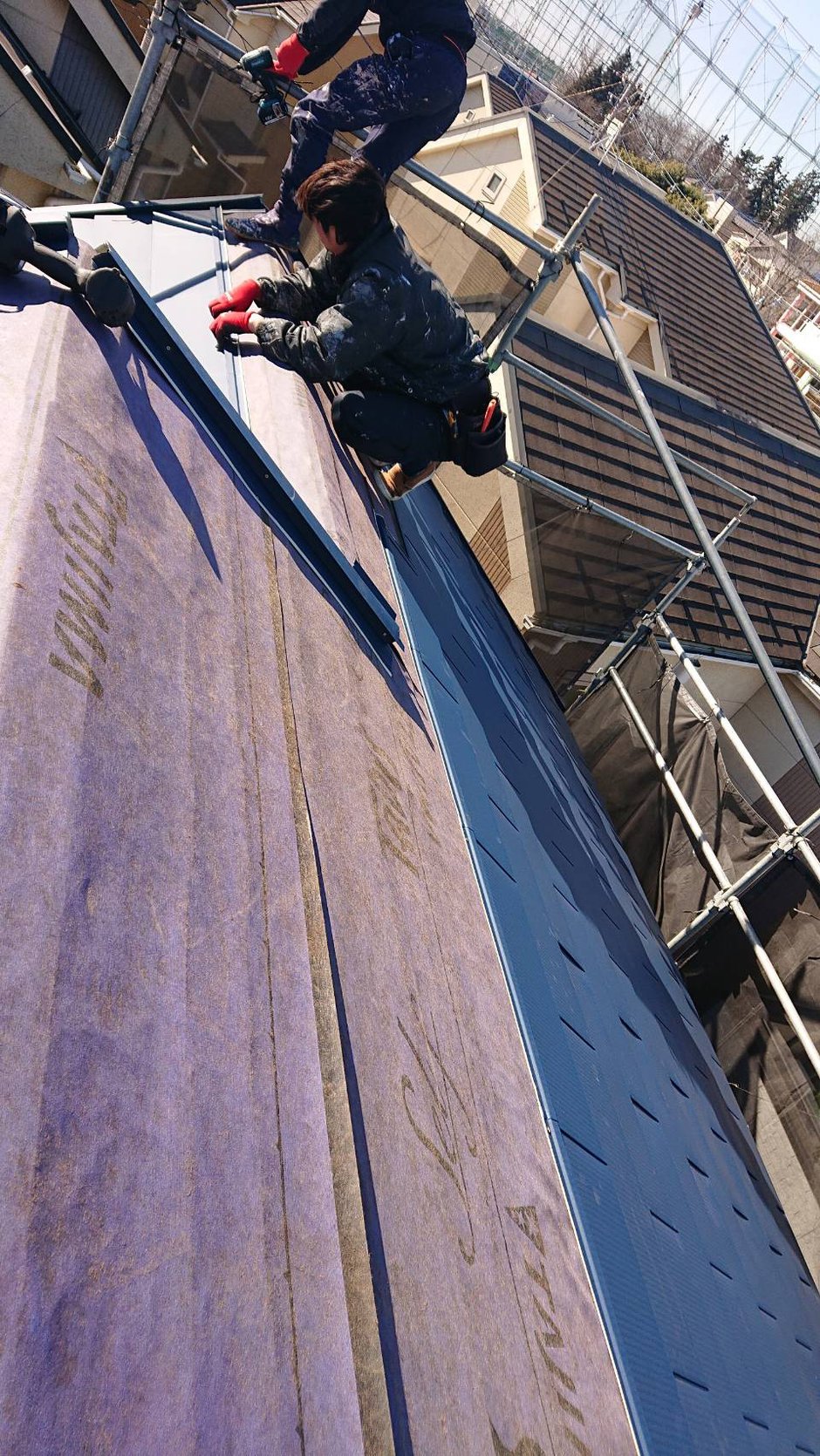 鎌ヶ谷市北初富の屋根カバー工法、外壁塗装工事中！！