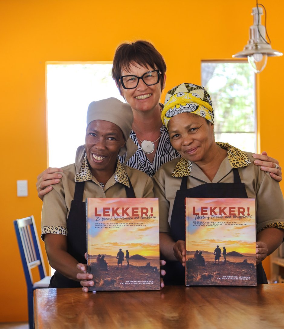 Das neue LEKKER! Buch "Zu Besuch bei Nachbarn und Freunden" gibt es auf Deutsch und auf Englisch