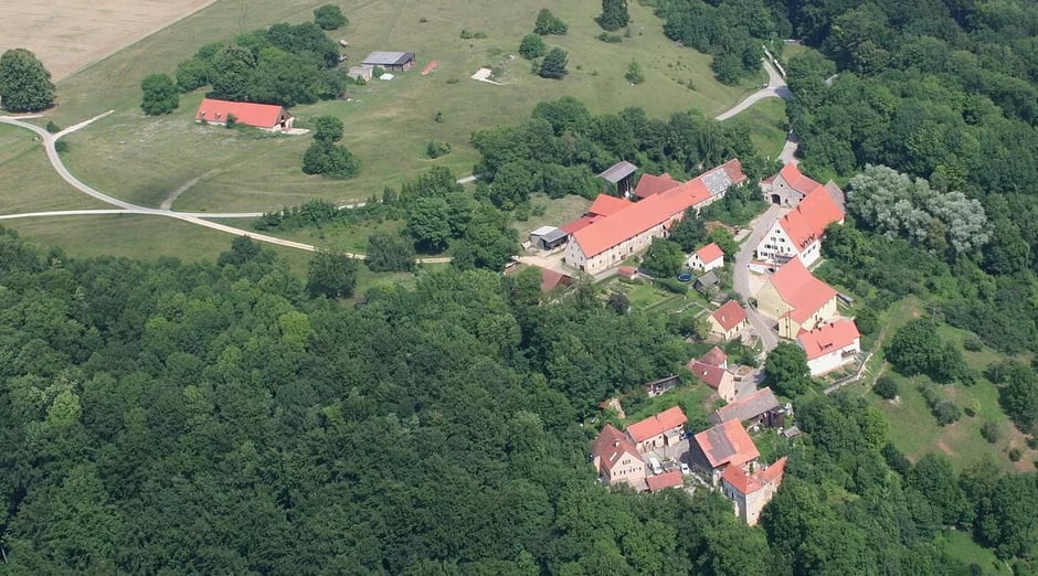 Luftbild vom Ortsteil Hofberg / Obermässing / Greding. Man blickt in nordwestlicher Richtung auf die Bergkante mit der Bebauung und sieht auch einen Teil der Hochfläche (mit Schafstall).
