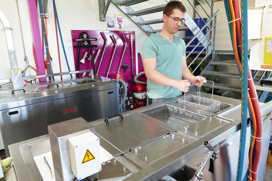 Sauberkeit dank Ultraschallreinigung der CNC Drehteile und CNC Frästeile durch Rogenmoser Feinmechanik AG