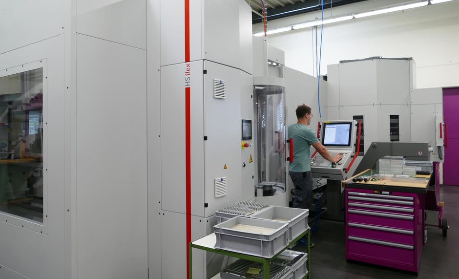 CNC Fräs- und Bohrmaschinen bis 5 Achsen Verfahrwege bis X 760mm, Y 460mm, Z500mm bei der Rogenmoser Feinmechanik AG