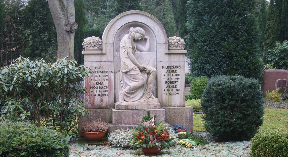 Höchste Steinmetzkunst die von der Friedhofsverwaltung unter Denkmalschutz gestellt wurde.