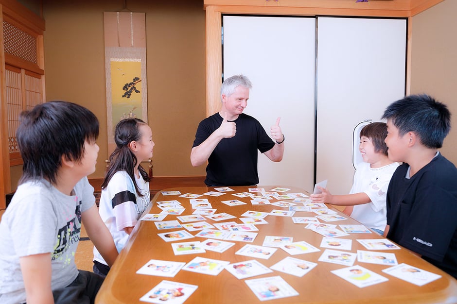 英会話の子どもクラスのグループレッスンの風景