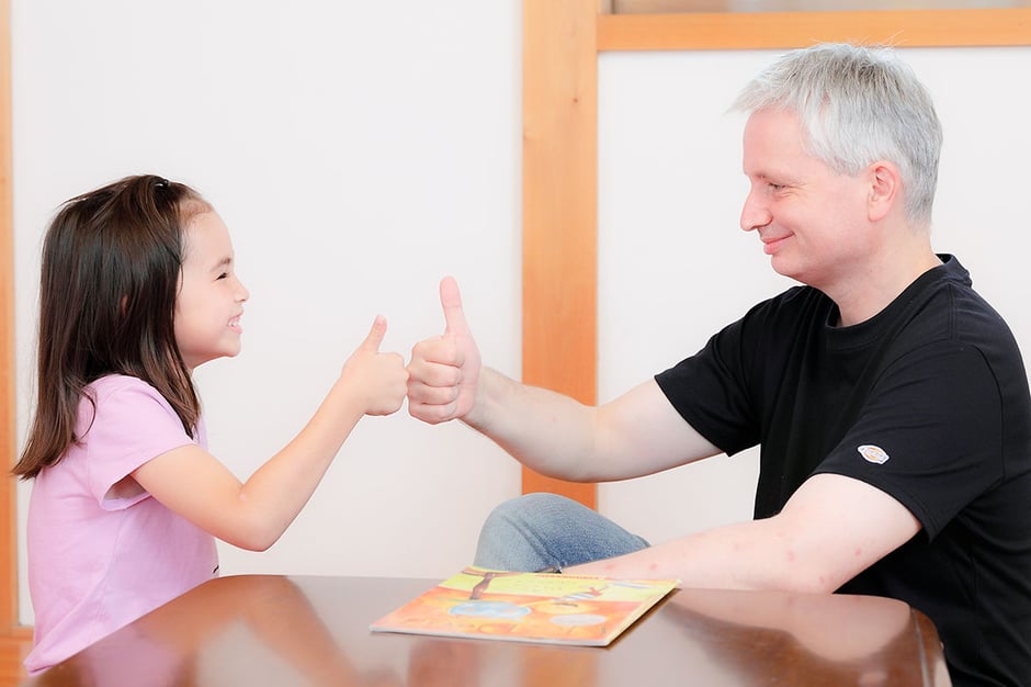 英会話の子どもクラスで行うプライベートレッスン風景