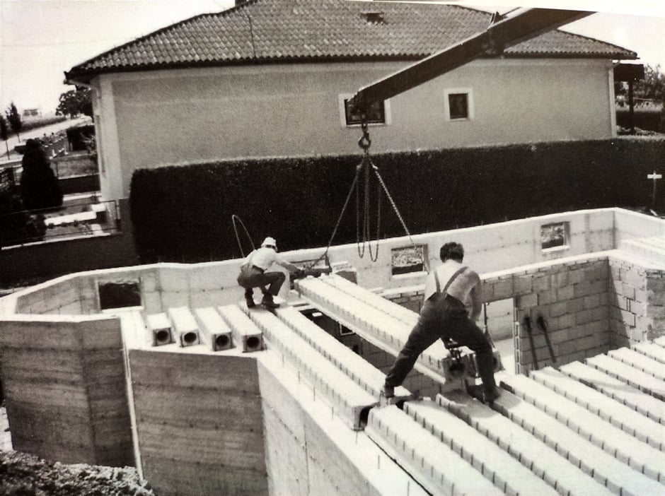 Verlegung einer Hohlbalkendecke in den 1980er Jahren Kranverlegung