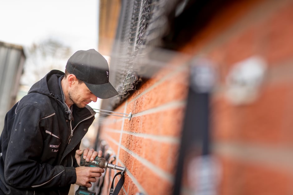 Montage von Curtains zur Abschattung eines Sauenstalls