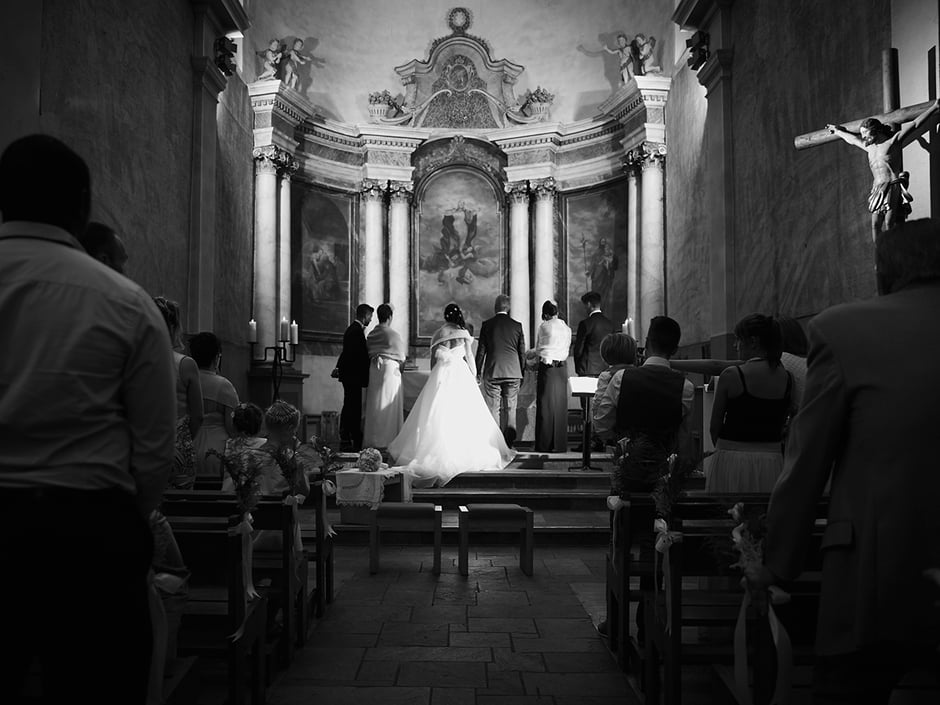 Mariage Cérémonie Religieuse belle athmosphère de la lumière dans l'église