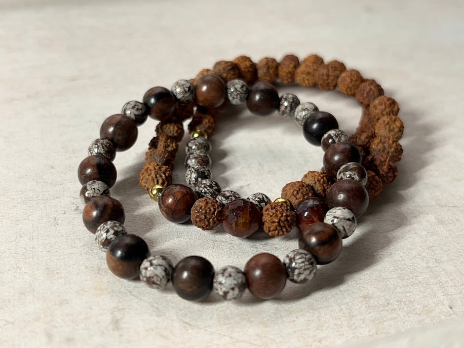 Armbänder mit braunen Edelsteinen – Jaspis, Achat & Rudraksha | SUMAJU