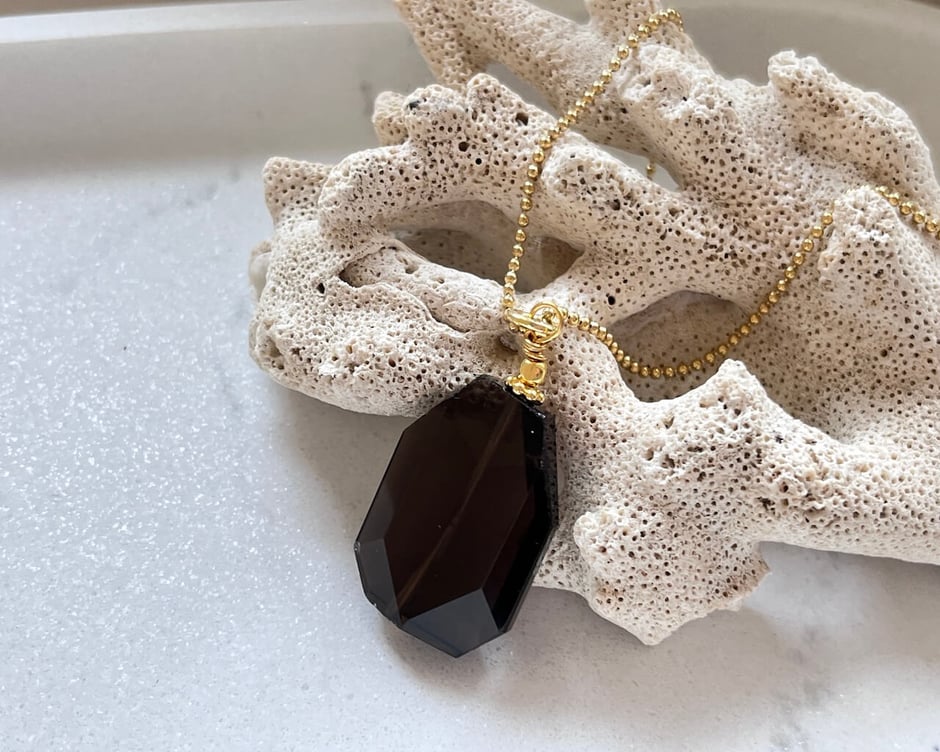 Lange goldene Kette mit großem Rauchquarz Anhänger - der Edelstein bei Trauer und Stress