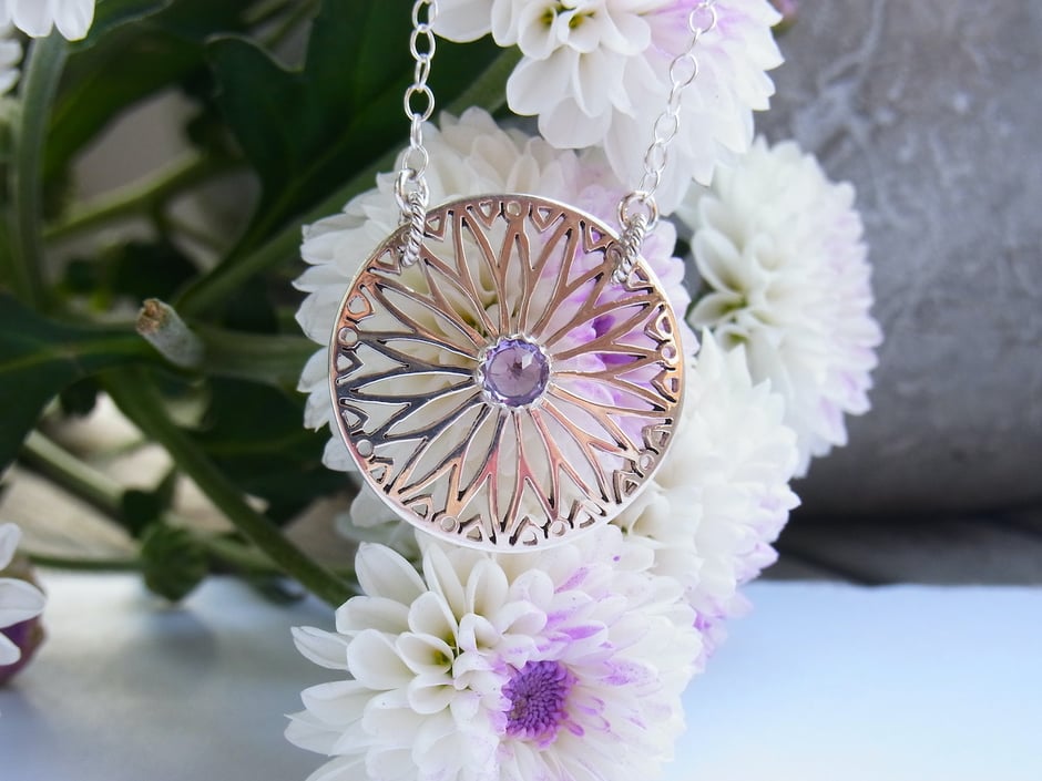 Kette mit Mandala Blume Anhänger und Amethyst in Silber