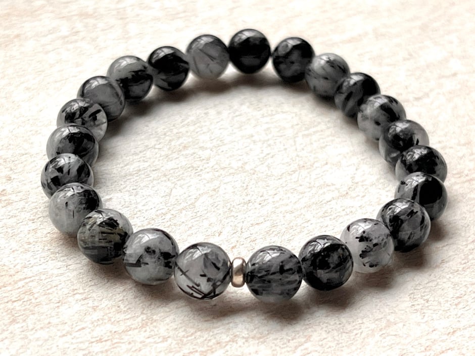 Edelstein Armband mit grau-schwarzen Turmalinquarz Kugeln und kleiner Silberkugel