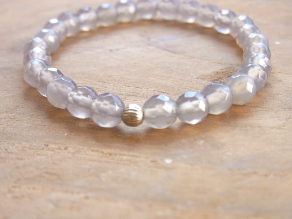Edelstein Armband mit facettierten hellgrauen Achat Steinen