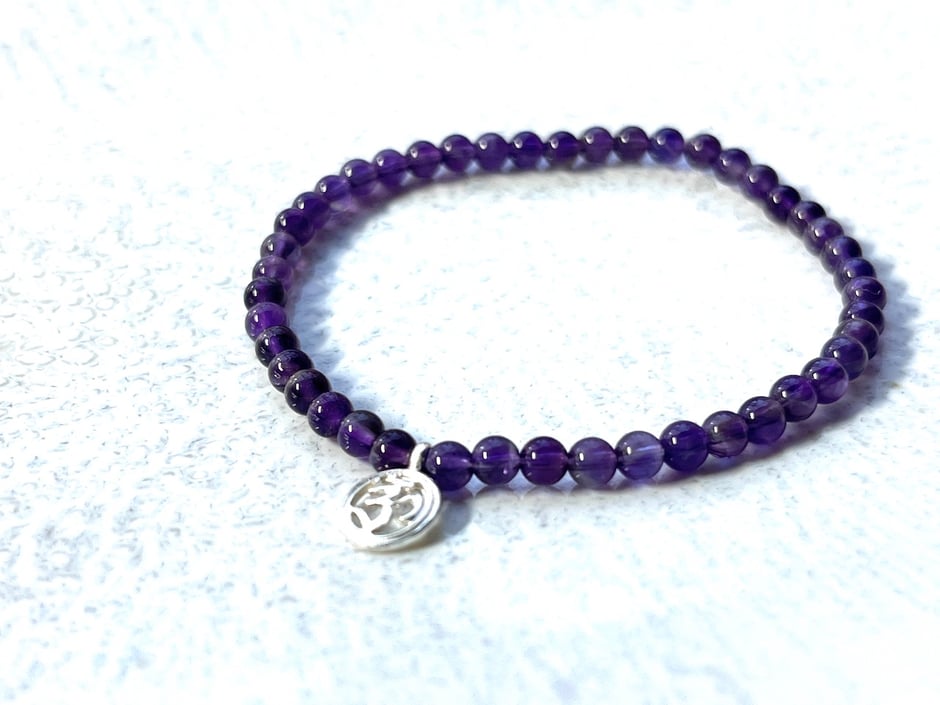 Filigranes Armband mit kleinen violettem Amethyst Perlen und OM Anhänger aus Silber