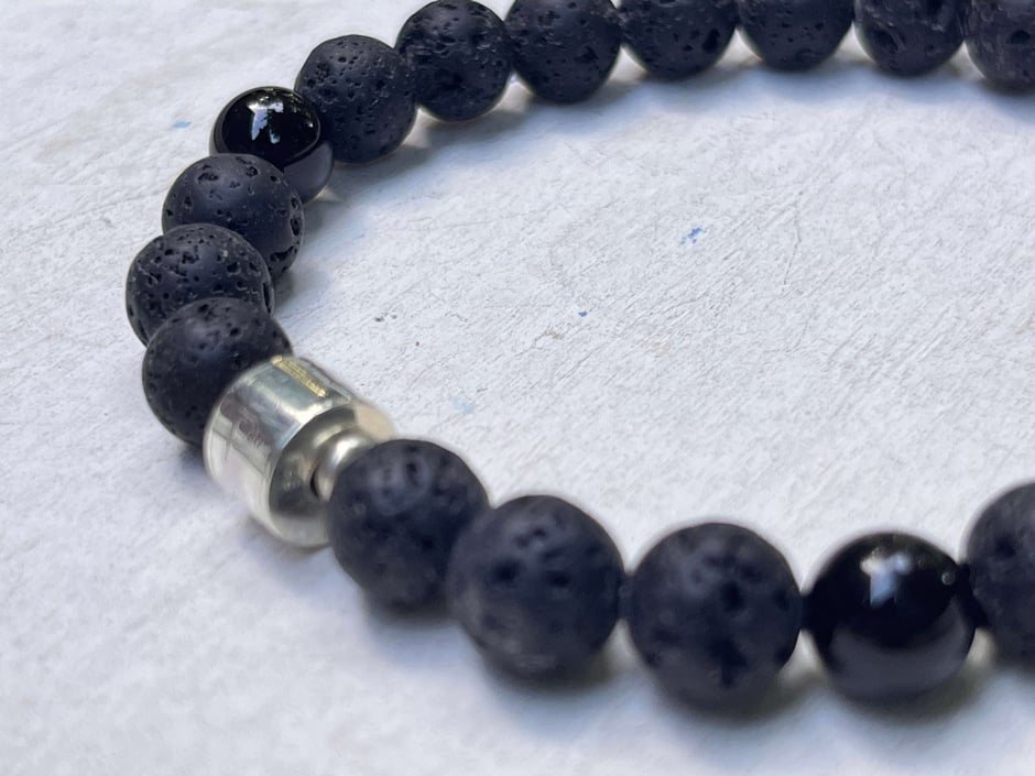 Armband mit Gravur Power und schwarzen Onyx und Lavastein Kugeln