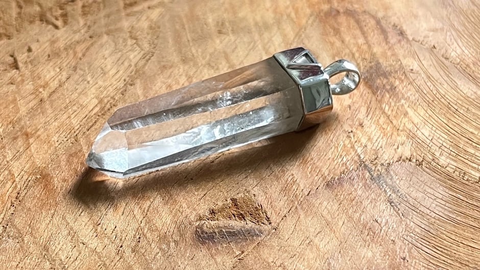 Kettenanhänger mit großer klarer Bergkristallspitze in Silber gefasst