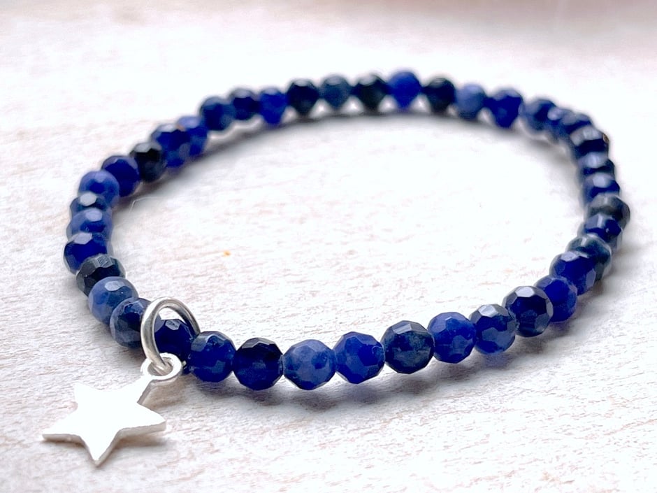 Sodalith Armband mit Stern aus Silber 