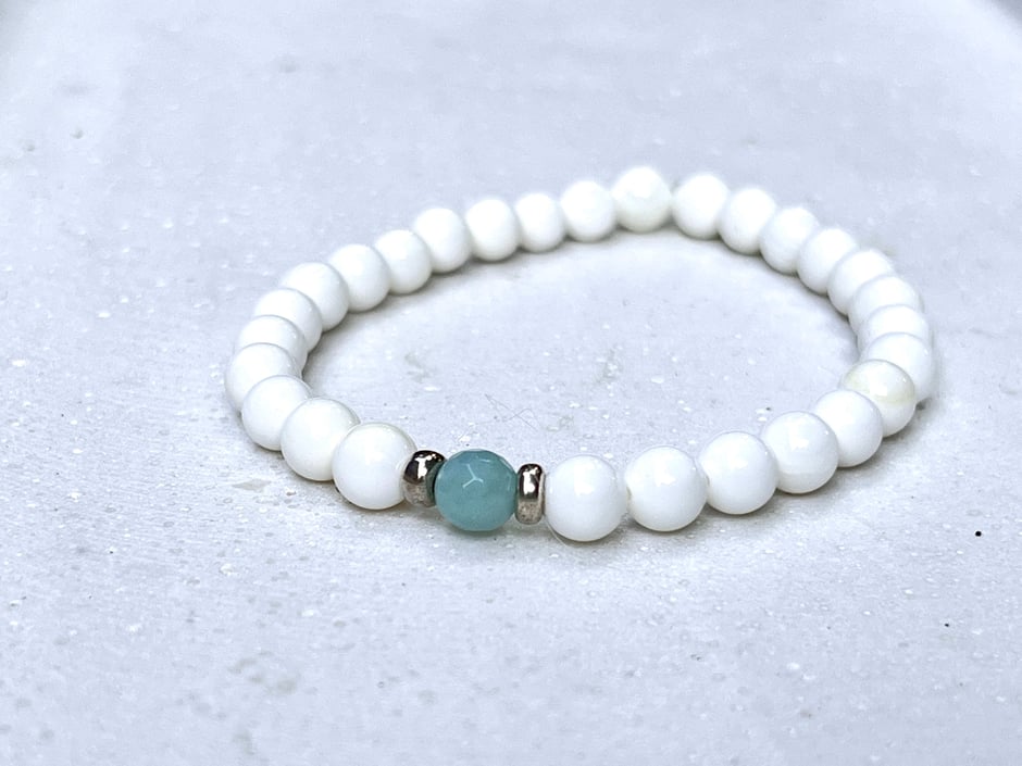 Armband mit weißen Perlmutt Perlen und einer Amazonit und Silberelementen als Eye Catcher