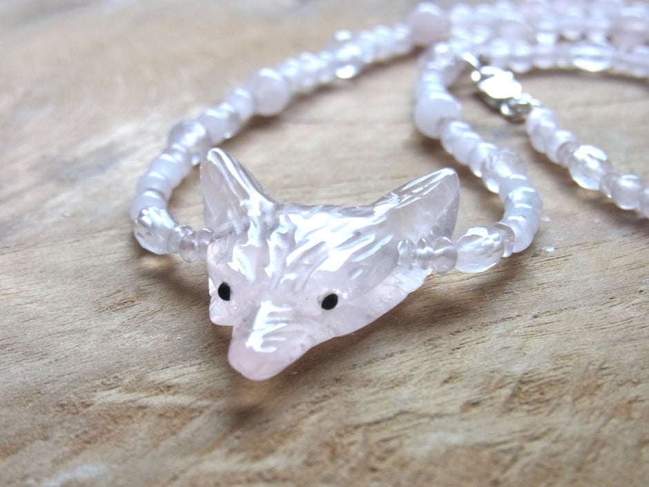 Edelsteinkette mit Rosenquarz und Wolf Anhänger - Krafttier Schmuck für Liebe