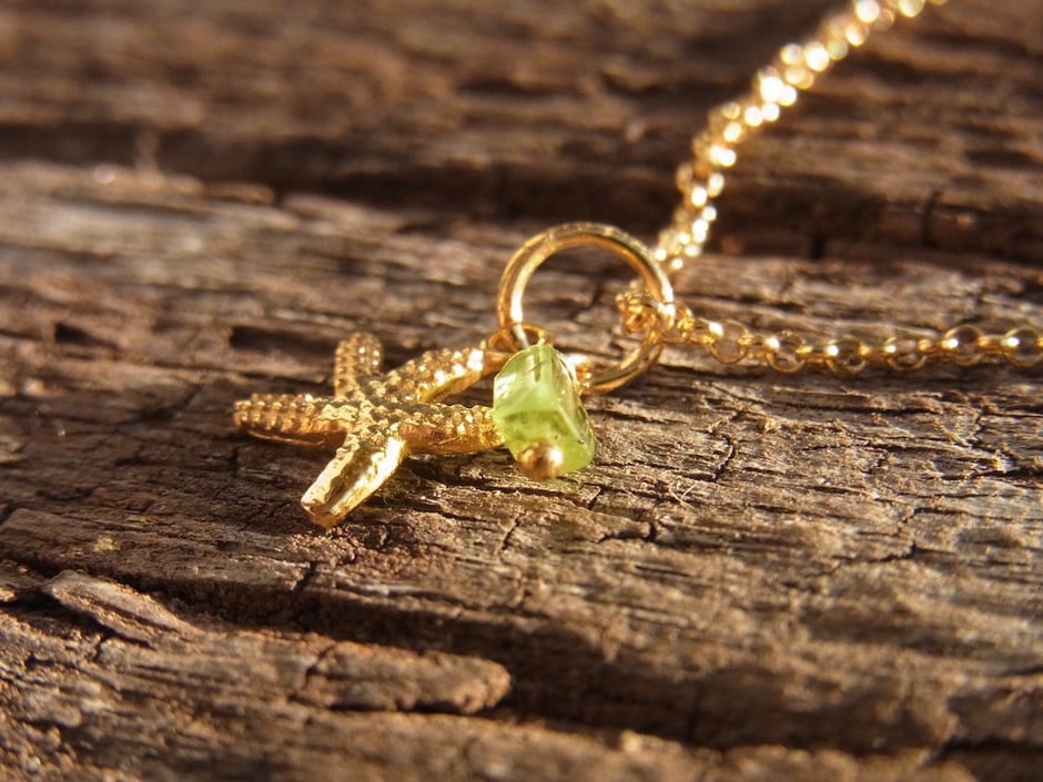 Goldene Kette mit Seestern und hellgrünen Peridot Anhänger