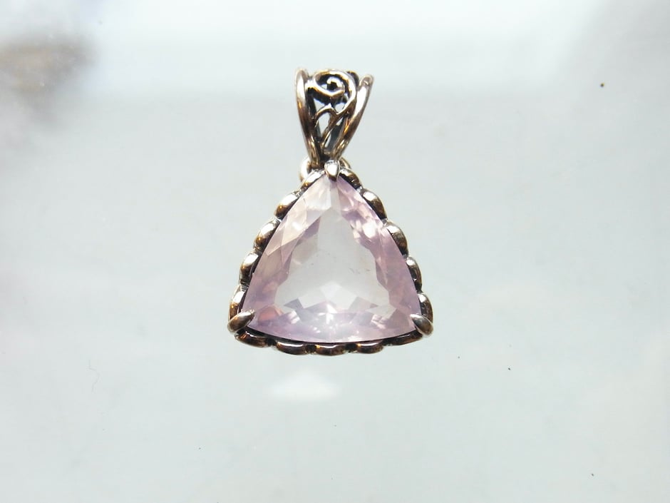 Hochwertiger Rosenquarz Anhänger in Silber gefasst - Handarbeit aus Nepal