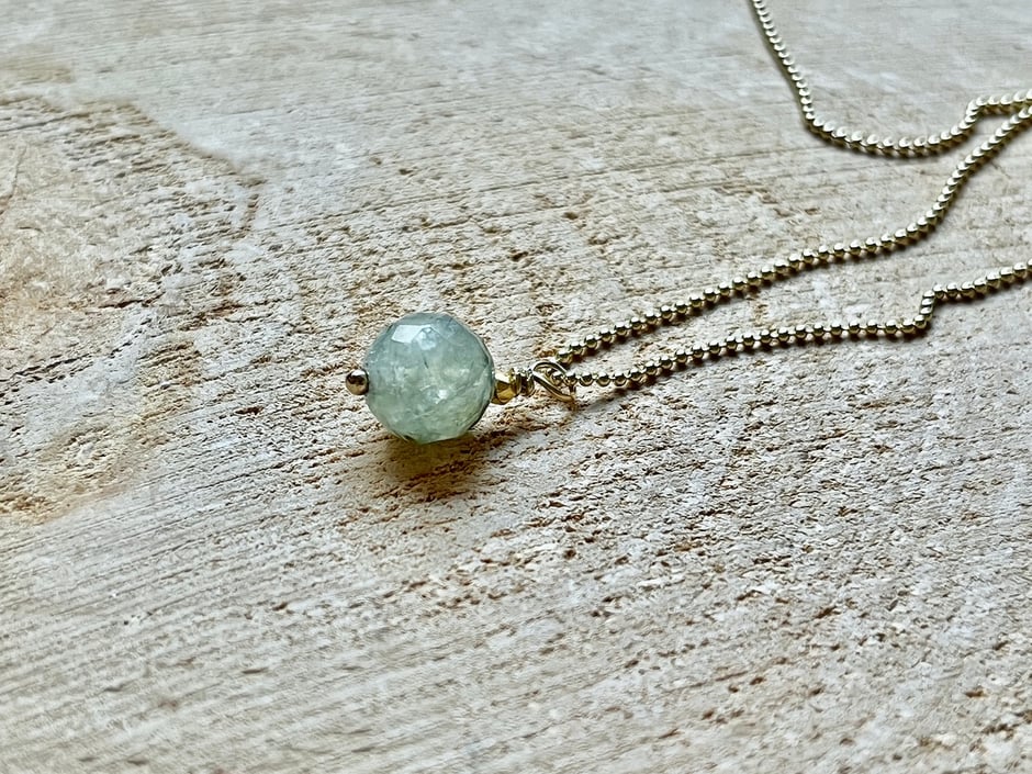 Filigrane goldene Kette mit grüner Prehnit Kugel Anhänger 