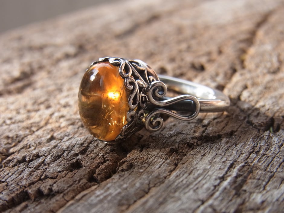 Ring mit großem gold gelb leuchtenden Citrin Cabochon in Silber mit nepalesischen Jali Design