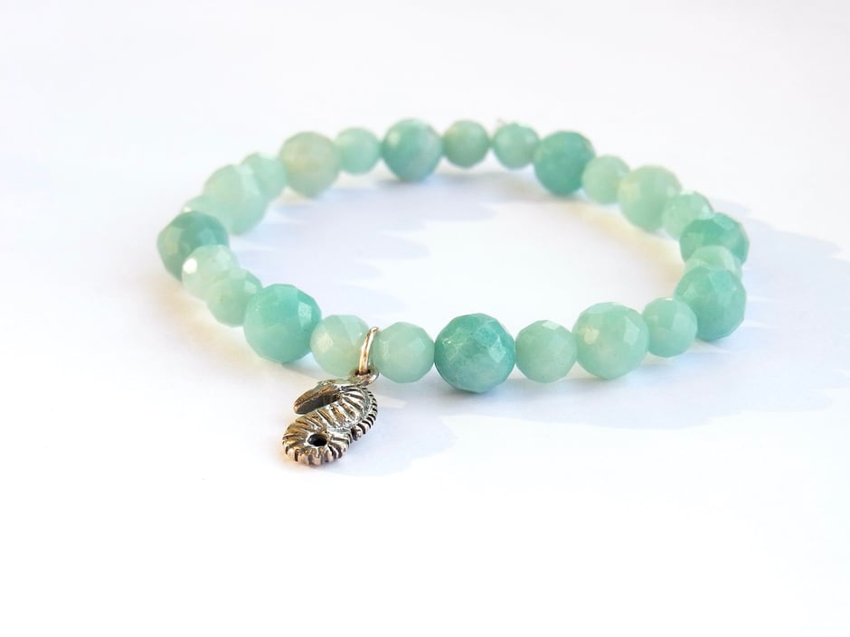 Edelstein Armband mit türkisen Amazonit Kugeln und Seepferdchen Anhänger aus Silber