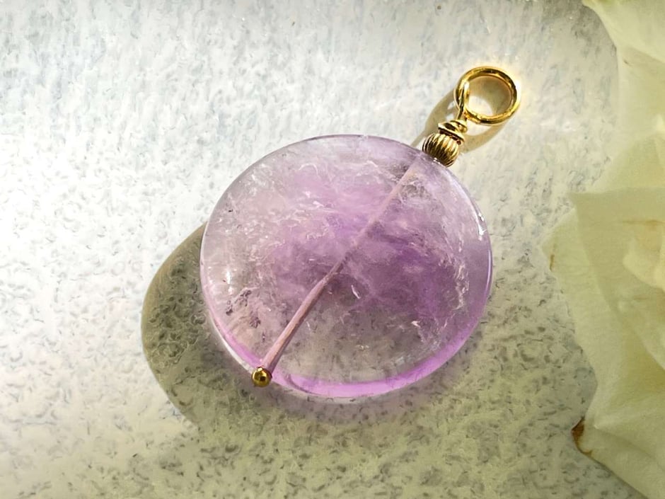 Kettenanhänger mit rundem flachen Ametrin Stein in gold