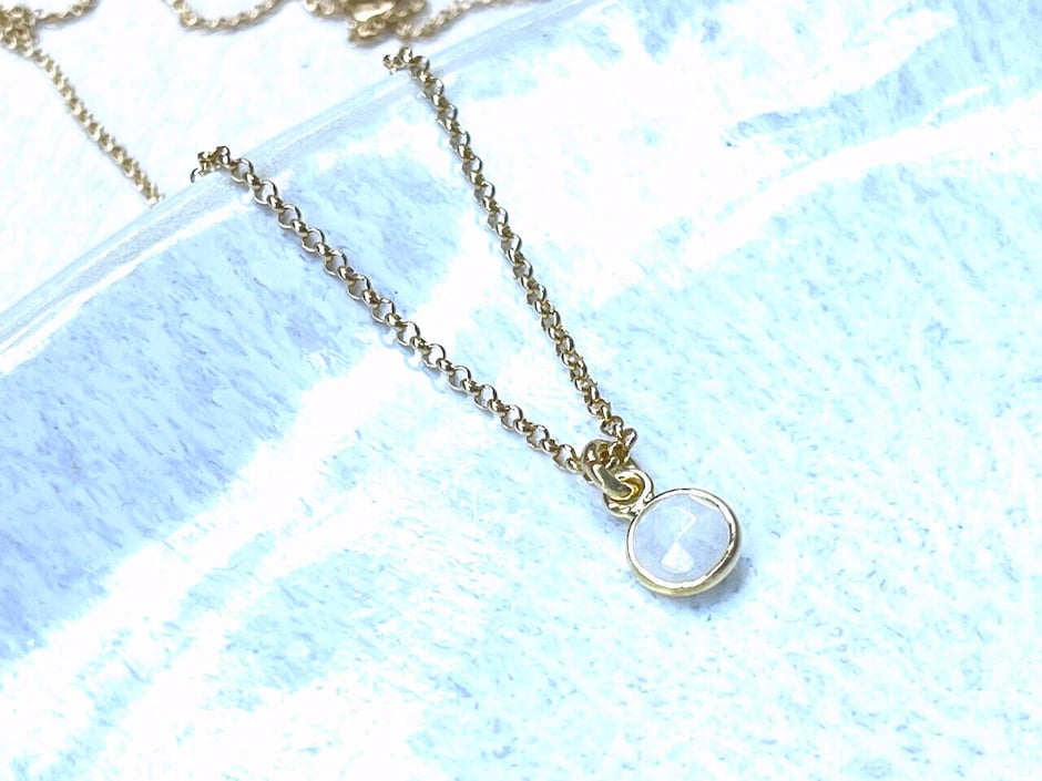 Zarte goldene Kette mit weißem Mondstein Anhänger in gold gefasst